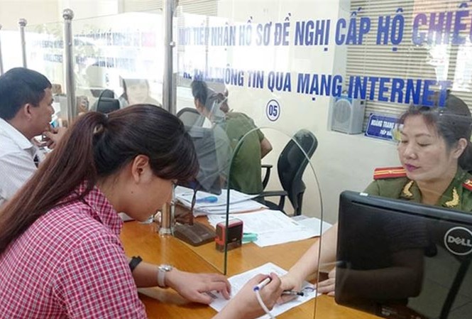Ðề xuất khai thác dữ liệu dân cư: Không nên thương mại hóa Người dân làm thủ tục cấp hộ chiếu tại Phòng PA72 -CATP Hà Nội. Ảnh: Tuấn Nguyễn.