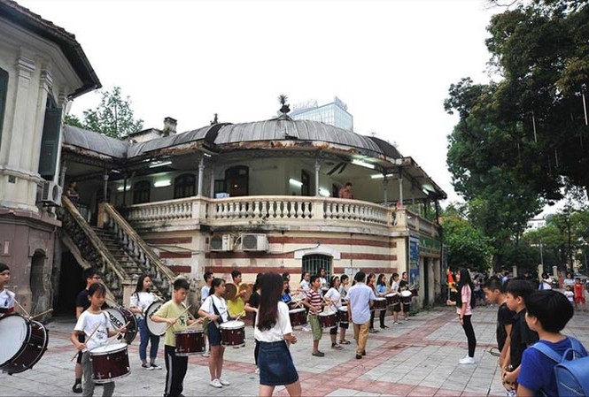 Toà nhà kiến trúc Pháp trong cung Thiếu nhi bá» Äá» nghá» thu há»i.