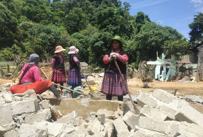 29 đối tượng trốn nã ở Lóng Luông chưa đầu thú Người dân bản Tà Dê sinh hoạt trở lại.