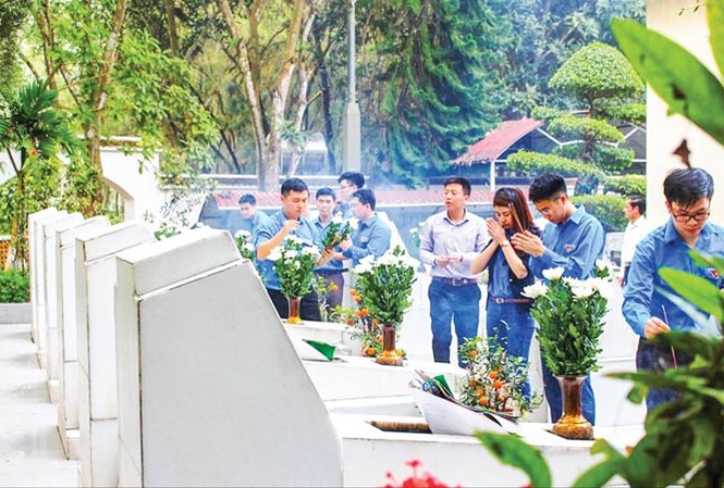 Tạo nguồn cảm hứng sống trách nhiệm và cống hiến Tuổi trẻ cả nước có nhiều hoạt động tưởng nhớ, tri ân các anh hùng, liệt sĩ tại Ngã ba Ðồng Lộc. Ảnh: Xuân Thọ.
