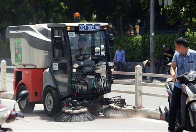 Xe quét rác hơn 1 tỷ đồng: Vì sao hoạt động không hiệu quả? Xe quét rác hơn 1 tỷ đồng hoạt động tại Hà Nội.