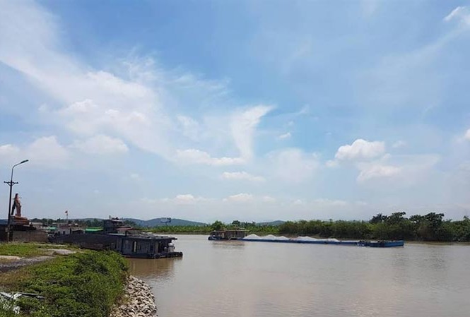 Cảng chồng cảng, uy hiếp an toàn đường sông Vùng nước tranh chấp giữa cảng Cảng Phú Thái và Cảng Thế Anh.