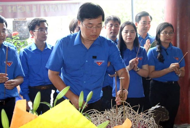50 năm Chiến thắng Ðồng Lộc: Giá trị lịch sử và hiện thực Anh Lê Quốc Phong, Ủy viên dự khuyết BCH Trung ương Ðảng, Bí thư thứ nhất T.Ư Ðoàn dâng hương tưởng nhớ 13 liệt sỹ TNXP Truông Bồn.