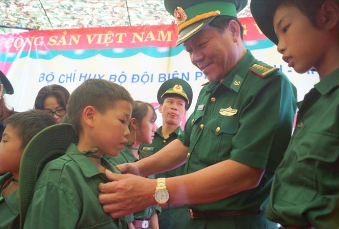 Ươm mầm bảo vệ biên cương Ðại tá Văn Ngọc Quế, Phó Chủ nhiệm Chính trị BÐBP động viên các “chiến sĩ nhí” tại lễ xuất quân, sáng 20/7.