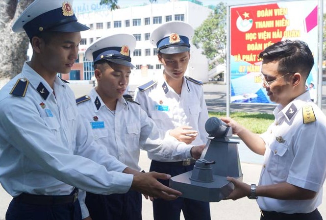 Truyền lửa đam mê Thượng úy Nguyễn Công Toàn hướng dẫn học viên tìm hiểu mô hình radar giám sát và tự động điều khiển hướng pháo AK 630. Ảnh: Nguyễn Minh.