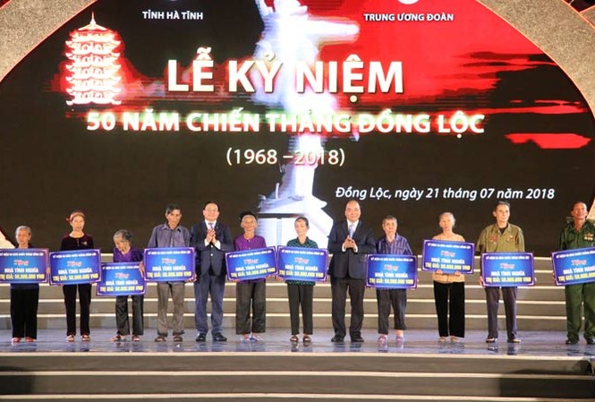 “Đồng Lộc - Bài ca bất tử” Thủ tướng Nguyễn Xuân Phúc và Bí thư Tỉnh ủy Hà Tĩnh Lê Đình Sơn trao 10 căn nhà tình nghĩa cho các hộ gia đình có công với cách mạng, gia đình gặp hoàn cảnh khó khăn.