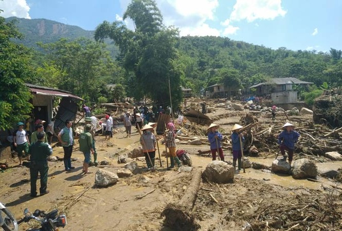 Nhiều bản làng tan hoang sau lũ Bộ đội sửa lại nhà cho người dân ở xã Sơn Lương.