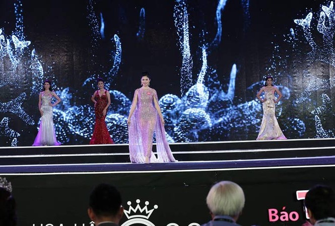 Bạch Tuyết, Tóc Mây và những cái nhất Các thí sinh trình diễn trang phục dạ hội. Ảnh: Như Ý.
