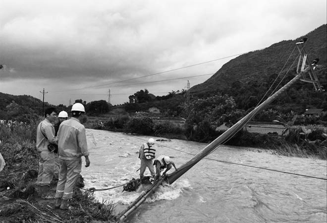 Mưa lũ gây nhiều sự cố lưới điện tại các tỉnh miền Bắc Tại tỉnh Yên Bái, mưa lũ lớn và kéo dài đã khiến nhiều cột điện bị sạt lở. Trong ảnh :Thợ điện Yên Bái kiểm đếm sự cố ngày 21/7.
