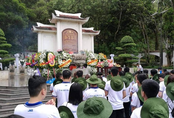 Hàng chục nghìn lượt người về Ngã ba Ðồng Lộc Hàng ngàn người tìm về Ngã ba Ðồng Lộc thắp hương tưởng nhớ 10 nữ TNXP.
