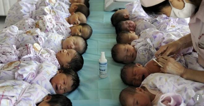 Trung Quốc lại rúng động vì vaccine kém chất lượng Nhiều bậc phụ huynh Trung Quốc lo lắng khi tiêm vaccine sản xuất trong nước cho con em mình. Ảnh: SCMP.
