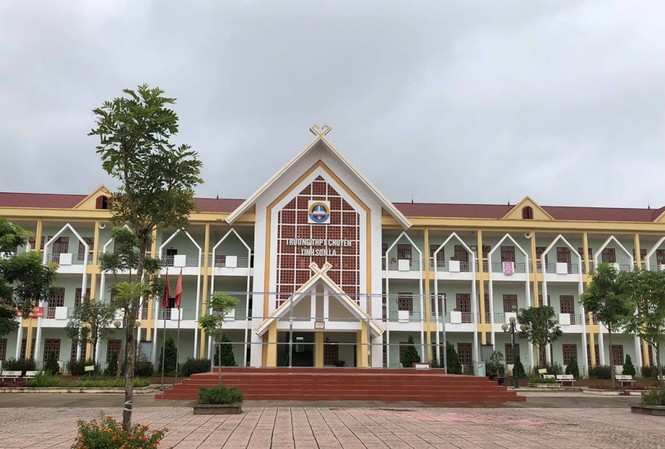 Phụ huynh, học sinh Sơn La: Mong sự việc được giải quyết tới cùng Trường THPT chuyên Sơn La.Ảnh : Nguyễn Hà.