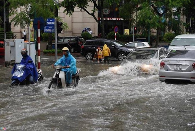 Hà Nội thường xuyên ngập: Quy hoạch thoát nước đã lỗi thời? Nhiều tuyến phố ở Hà Nội ngập sâu sau trận mưa lớn.