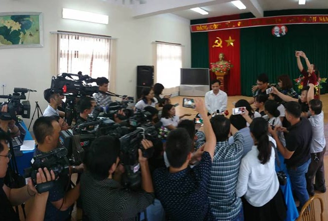 Sai phạm tại Sơn La tinh vi, nghiêm trọng! Ông Mai Văn Trinh, Cục trưởng Cục Quản lý chất lượng, Bộ GD&ÐT, giữa vòng vây của báo chí sáng qua. Ảnh: Nguyễn Hà.