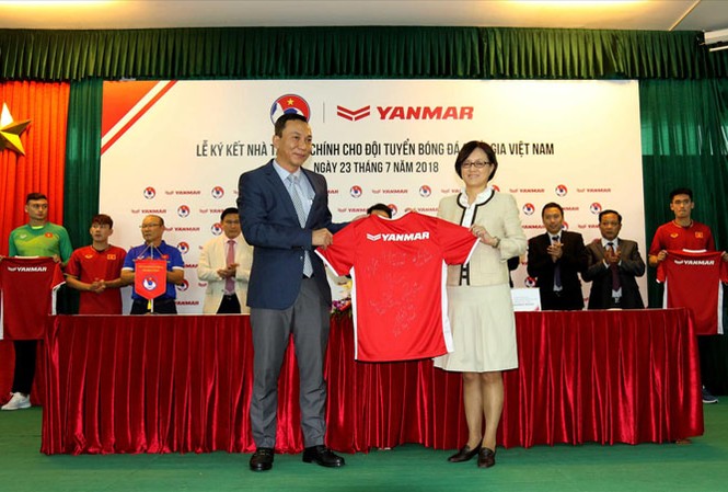Bộ VH-TT&DL chưa quyết trường hợp ông Trần Quốc Tuấn Bộ VH-TT&DL vẫn chưa quyết định có giới thiệu ông Trần Quốc Tuấn (trái) ra tranh cử tại Ðại hội VFF khóa 8 hay không. Ảnh: VSI.