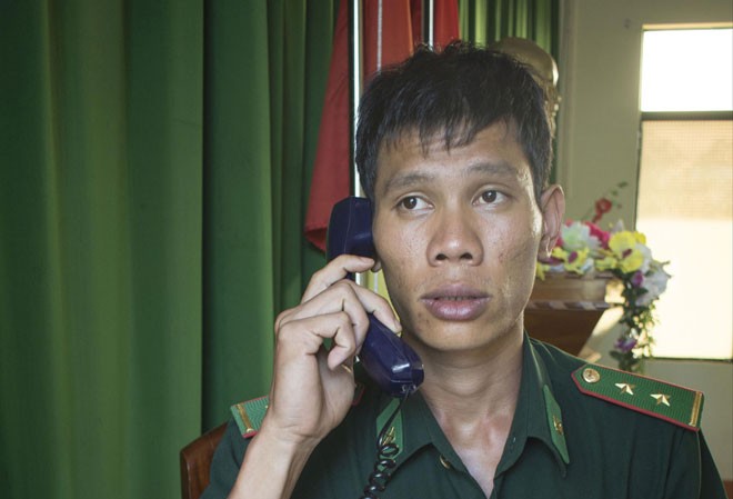 Chàng trung úy chuyên nghe phụ nữ… khóc Trung úy Phạm Dương Nguyên trong ca trực. Ảnh: L.V.C.