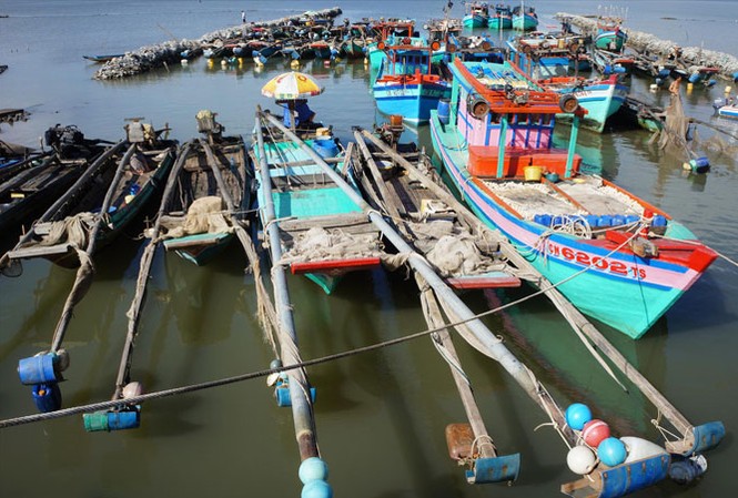 Nỗi ám ảnh mang tên ... sạt lở: Tha phương cầu thực Ngư cụ của người dân khai thác ven bờ biển. Ảnh: Tiến Hưng.