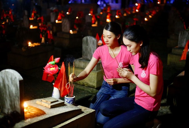 Tri ân những người Anh hùng Các thí sinh HHVN tham gia thắp hương và thắp nến tại nghĩa trang Việt – Lào. Ảnh: Như Ý.
