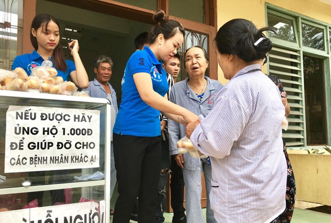 Làm việc thiện không đợi giàu Tủ mì nhân ái đặt tại Bệnh viện đa khoa huyện Quảng Ninh.