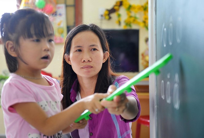Chia sẻ cùng những người vá lành hao khuyết Chia sẻ cùng thầy cô năm nay hướng đến những giáo viên dạy học sinh khuyết tật. (Trong ảnh là cô giáo Hoàng Thị Hiếu dạy học trên đảo Cồn Cỏ được tuyên dương trong chương trình năm 2016). Ảnh: Xuân Tùng.