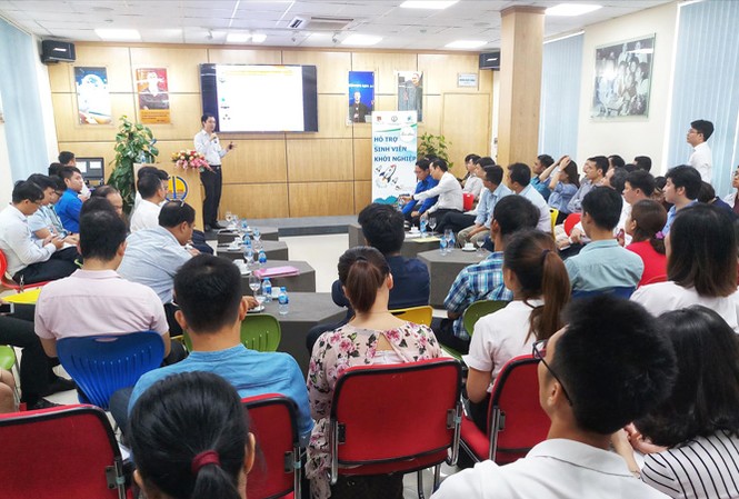 Nhiều sáng kiến hỗ trợ sinh viên khởi nghiệp Buổi tọa đàm đã thu hút nhiều lãnh đạo các bộ ban ngành, chuyên gia kinh tế và hàng trăm sinh viên tham dự. Ảnh: Bình Minh.