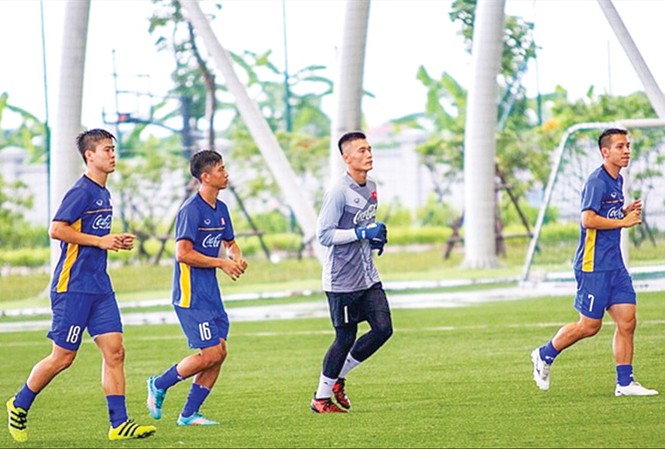 HLV Park 'đau đầu' với hàng tiền vệ Ðỗ Hùng Dũng (bìa phải) tập luyện cùng các tuyển thủ U23 VN chuẩn bị cho ASIAD 2018. Ảnh: VSI.