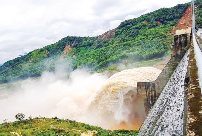 Ðộng đất liên tiếp trong vùng thủy điện Quảng Nam: Nơm nớp 'bom nước' Những quả “bom nước” luôn là nỗi ám ảnh của người dân vùng thủy điện (Trong ảnh: Ðập thủy điện Sông Tranh 2). Ảnh: PV.