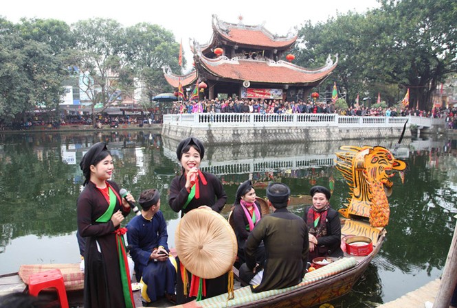 Không phá hủy di sản để phát triển Hát dân ca quan họ Bắc Ninh trên thuyền rồng. Ảnh: Nhật Minh.