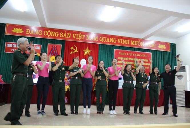 Sôi động chương trình Vang mãi bước quân hành Tại buổi lễ, Nhà báo Lê Xuân Sơn và 3 thí sinh thay mặt BTC cuộc thi HHVN 2018 trao số tiền 50 triệu đồng đến đại diện trung tâm. Ảnh: Hoàng Lam.