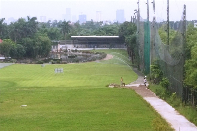 Sân golf, nhà hàng mọc trên đất nông nghiệp chỉ phải trả tiền hoa lợi Sân tập golf trong “Khu sinh thái Hoà Phát” dưới chân cầu Vĩnh Tuy, quận Long Biên, Hà Nội. Ảnh: Sỹ Lực.