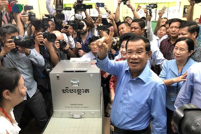 Bầu cử quốc hội tại Campuchia: Ngày 11/8 có kết quả sơ bộ Thủ tướng Hun Sen thực hiện quyền công dân của mình. ẢNH: VOV.