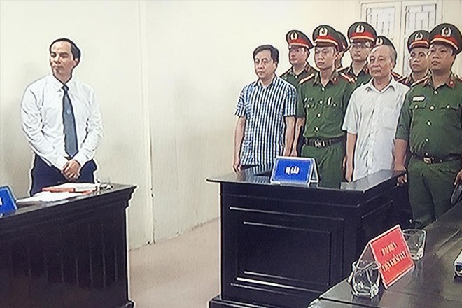 Làm lộ bí mật nhà nước, Vũ 'nhôm' lĩnh án 9 năm tù Vũ “nhôm” (áo sọc kẻ) và Phan Hữu Tuấn (áo trắng) bị tuyên lần lượt 9 và 7 năm tù. Ảnh: Nguyễn Hoàn.