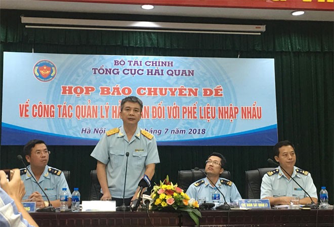 Làm giả giấy tờ Tổng cục phó Tổng cục Hải quan Mai Xuân Thành (đứng) trả lời báo chí chiều 30/7 liên quan đến công tác quản lý phế liệu nhập khẩu. Ảnh: Tuấn Nguyễn.