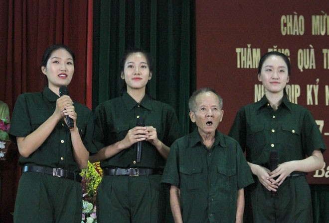 Dự án Người đẹp nhân ái HHVN: Ðến để cảm nhận Bác Bảo và 3 thí sinh HHVN 2018 trong buổi tri ân thương bệnh binh tại Trung tâm Ðiều dưỡng Thương binh Kim Bảng.