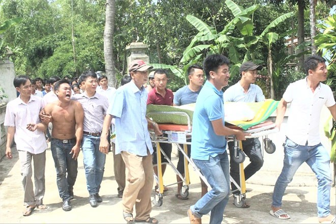 Tang trắng bên dòng Ô Lâu Cùng lúc mất đi mẹ, em trai, em gái, cháu ruột và nhiều người thân khiến anh Nguyễn Khắc Du (ở trần) không đứng vững.