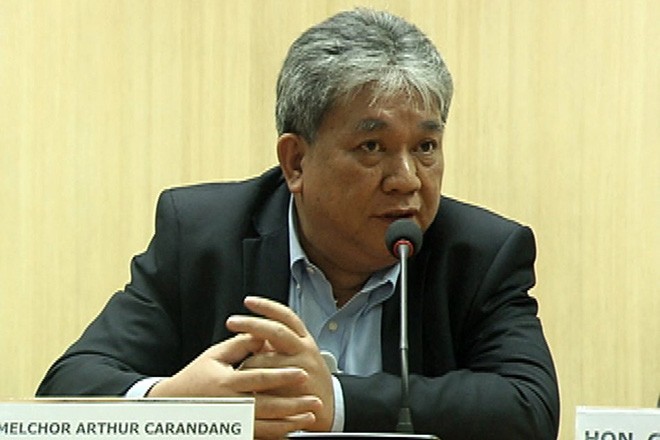 Phó thanh tra bị sa thải vì 'cáo buộc tổng thống' Phó thanh tra Arthur Carandang. Ảnh: CBN News.