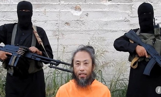 Nhà báo Nhật bị bắt cóc, kêu cứu trên mạng Hình ảnh người được cho là nhà báo Nhật Bản Jumpei Yasuda xuất hiện trên mạng ngày 31/7.