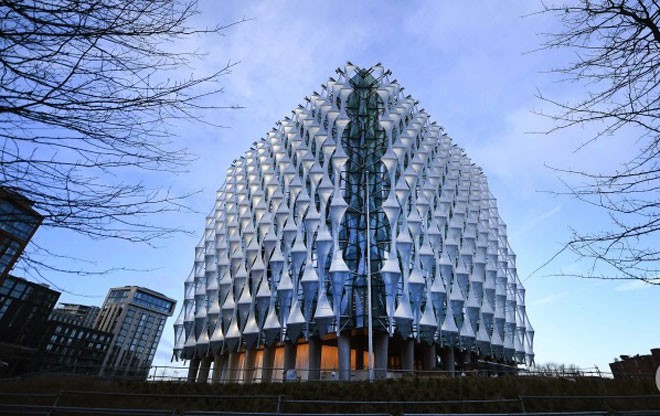 Ðại sứ quán Mỹ bán đấu giá đồ cũ Ðại sứ quán Mỹ mới tại London trị giá 1 tỷ USD được khai trương hồi đầu năm 2018. Ảnh: Guardian.