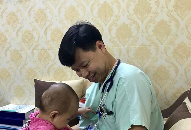 Kỳ cuối: Giành giật sự sống cho người bệnh Bé Thỏ hiếu động trong vòng tay bác sĩ Thùy. Ảnh: T.Hà.