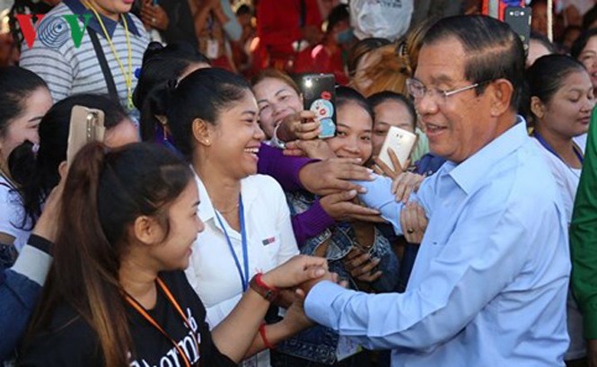 Campuchia sắp có chính phủ mới Ông Hun Sen gặp gỡ công nhân tại thủ đô Phnom Penh. Ảnh: VOV.