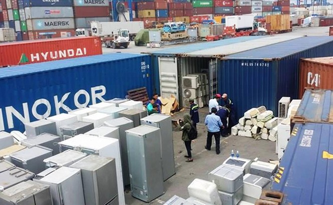 Hàng nghìn 'quả bom bẩn' náu mình ở cảng biển: Trách nhiệm thuộc về ai Hàng nghìn container phế liệu tồn đọng tại cảng Cát Lái, TPHCM. Ảnh: N.B.