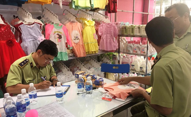 Vi phạm của Con Cưng, Khai Silk... do quản lý kém Lực lượng QLTT kiểm tra hàng hóa tại một cửa hàng
Con Cưng. Ảnh: H.T.