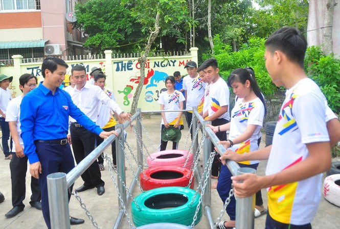 Bí thư Trung ương Ðoàn thăm sinh viên tình nguyện Anh Nguyễn Ngọc Lương, Bí thư Trung ương Ðoàn, thăm sinh viên tình nguyện tại Cần Thơ. ẢNH: HÒA HỘI.
