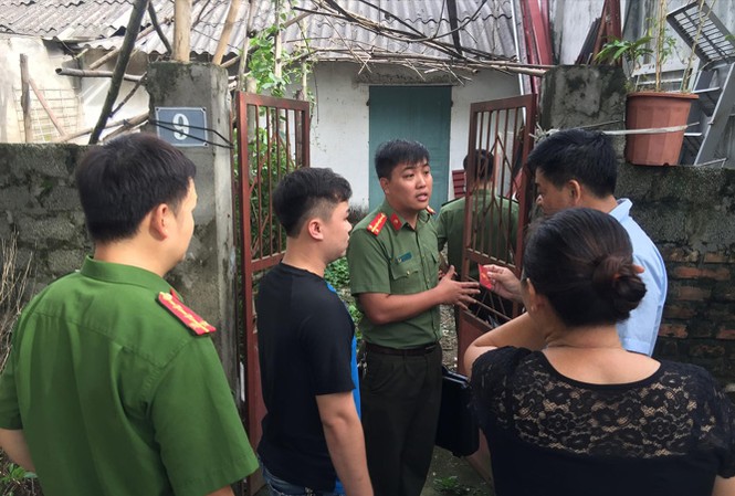3 lần kiểm tra đều không phát hiện ra sai phạm? Công an khám xét nơi ở của bị can Ðỗ Mạnh Tuấn, Phó hiệu trưởng trường THPT - THCS dân tộc nội trú huyện Lạc Thủy. Ảnh: Nguyễn Hoàn.