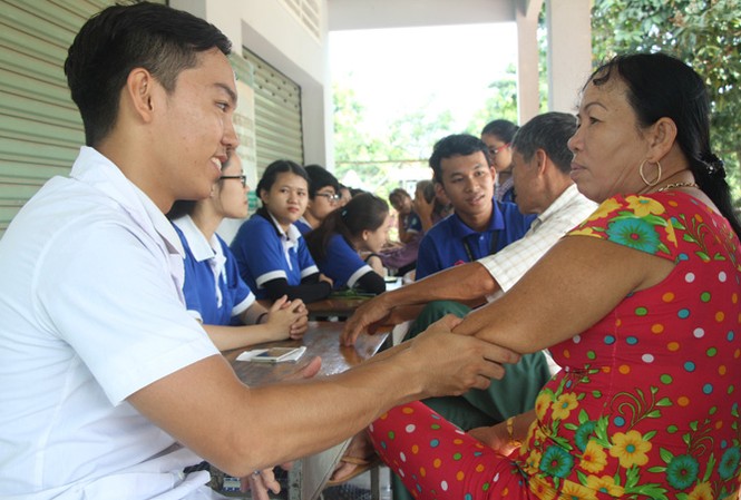 Dấu ấn đẹp tuổi trẻ trường Y Chiến sỹ Mùa hè xanh trường ÐH Y dược TPHCM chăm sóc sức khỏe người dân. Ảnh: NGÔ TÙNG.