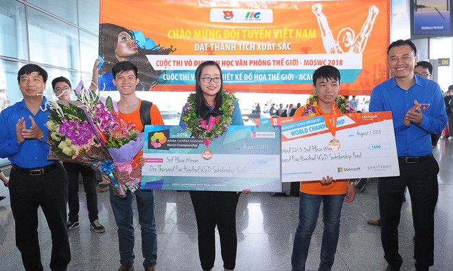 Việt Nam đạt 3 HCÐ thi tin học văn phòng, thiết kế đồ họa Anh Nguyễn Hải Minh, Phó chủ tịch T.Ư Hội LHTN Việt Nam (ngoài cùng bên phải) tặng hoa cho các thí sinh. ẢNh: X.T.
