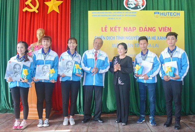 5 sinh viên tình nguyện được kết nạp Ðảng 5 sinh viên tình nguyện được kết nạp Ðảng