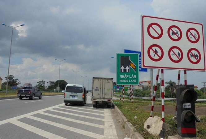 Biển báo lộn xộn trên cao tốc, lái xe mất tiền oan Một điểm biển báo chồng biển báo trên cao tốc Hà Nội – Bắc Giang. Ảnh: Nguyễn Thắng.