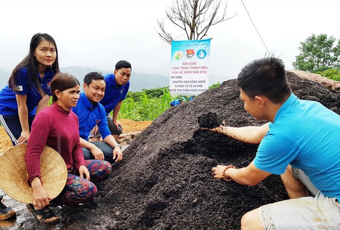 'Mùa hè xanh' chuyển giao Sinh viên ÐH Ðà Lạt chuyển giao công nghệ ủ phân từ vỏ cà phê cho đồng bào K’Ho. ẢNh: K.A.