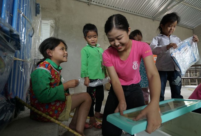 Gieo mầm xanh trên đỉnh Xà Phìn Nụ cười của các em khi trường mới được trang bị những đồ dùng học tập, sinh hoạt mới.